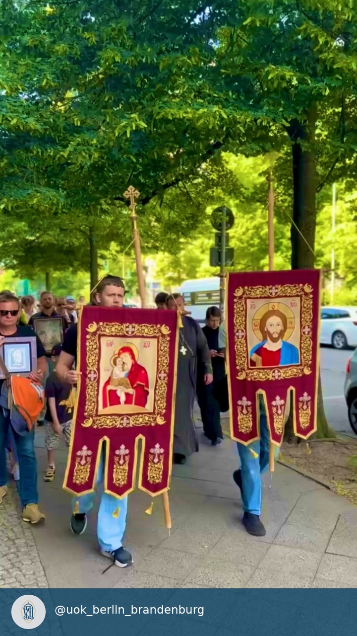 Хоругвоносці на чолі молитовної ходи.