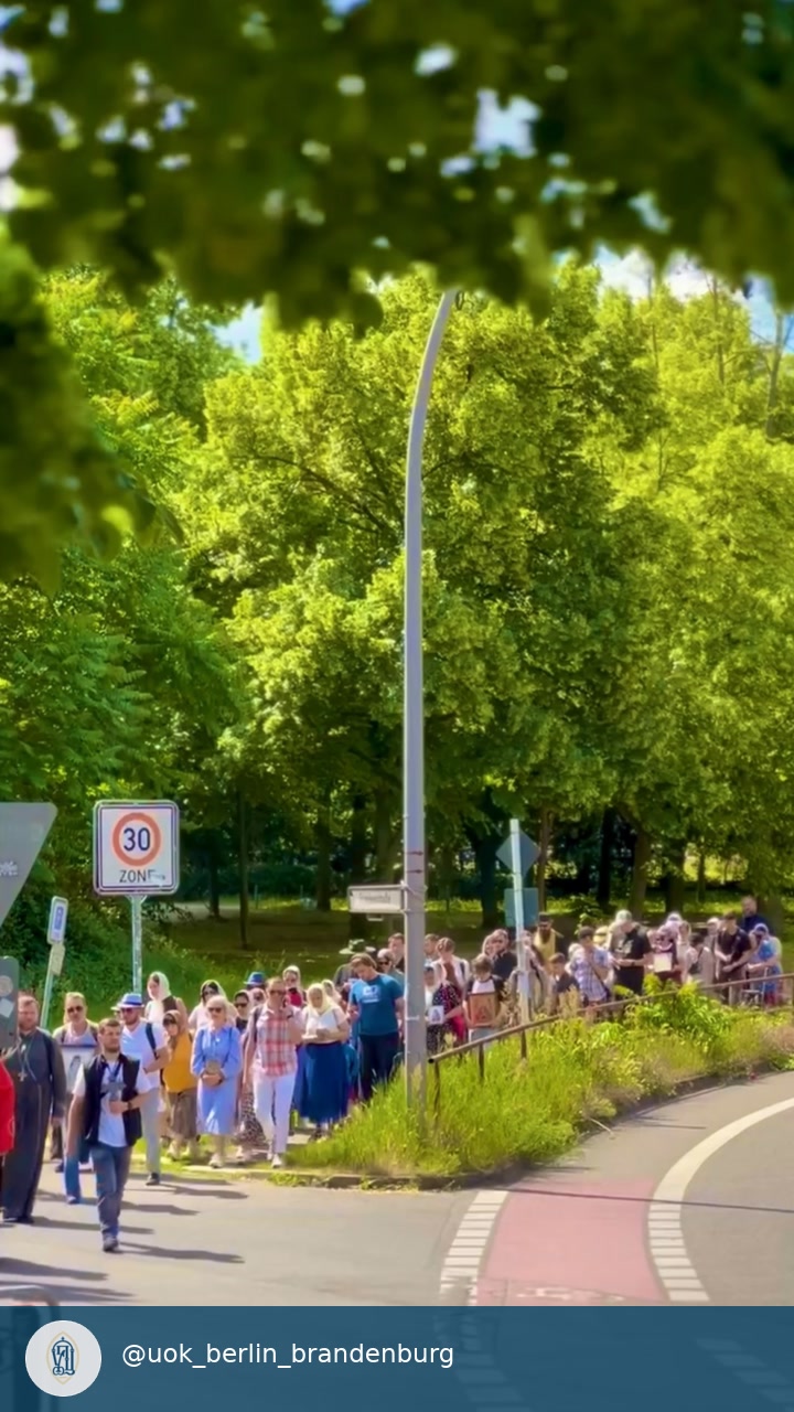 Молитовна хода прямує вулицями Берліна.