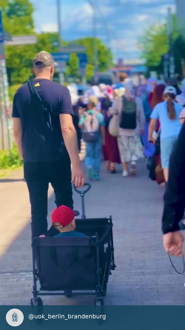 Родини парафіян разом долають молитовний шлях.