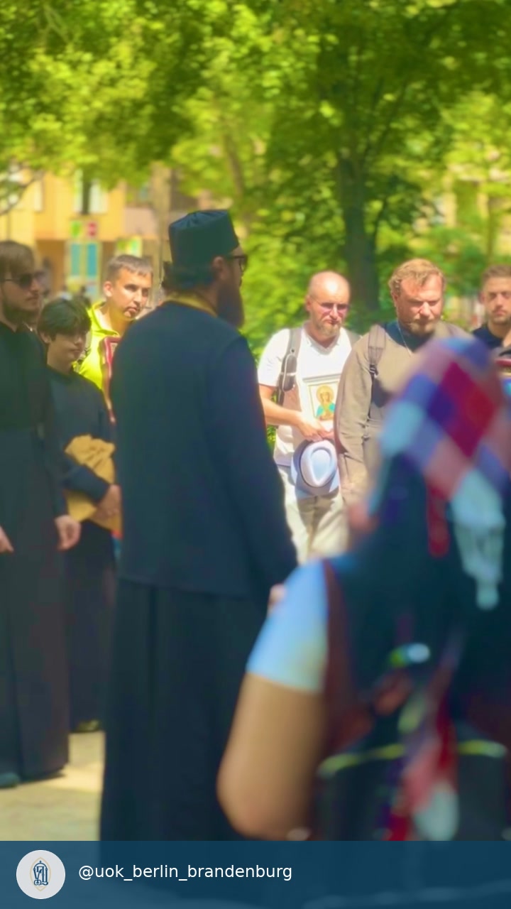 Духовенство очолює соборну молитву.