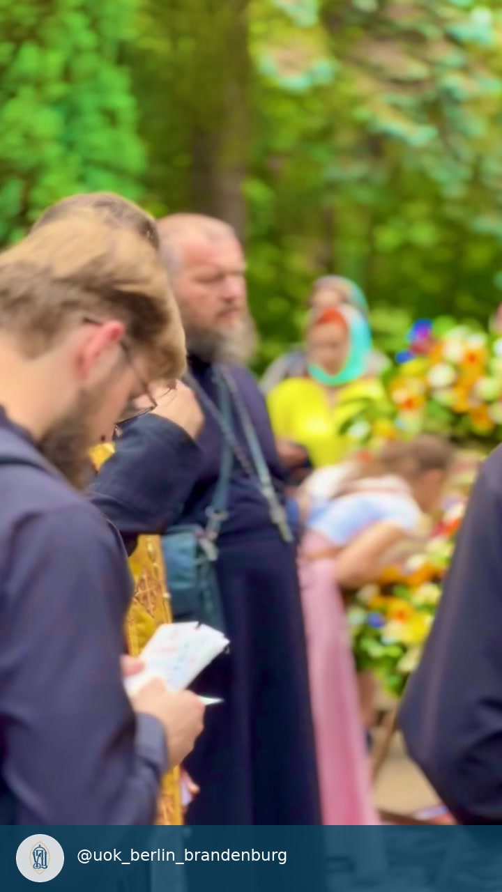 Парафіяльна громада зустрічає паломників.